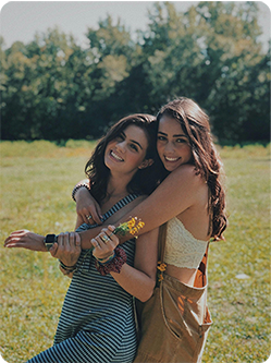 Adolescentes felices tras acudir a terapia en nuestro centro