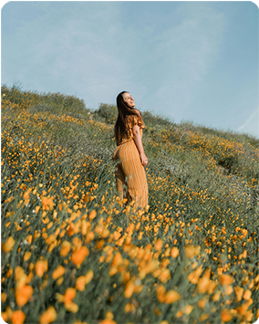 Mujer feliz al aire libre