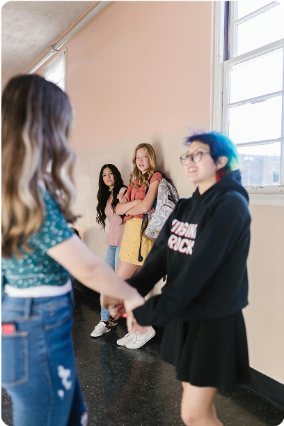 Adolescentes en escena de acoso escolar en instituto