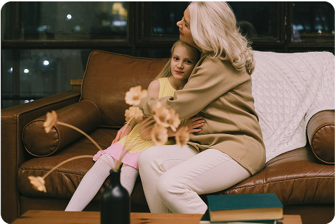 Madre e hija en sesión de terapia de psicología infantil