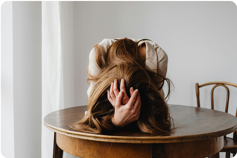 Mujer en sesión para el tratamiento de la depresión