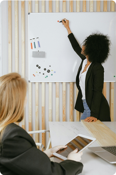 Mujeres en sesión de coaching para empresas