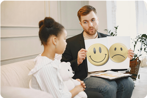 Niña y psicólogo en sesión de terapia