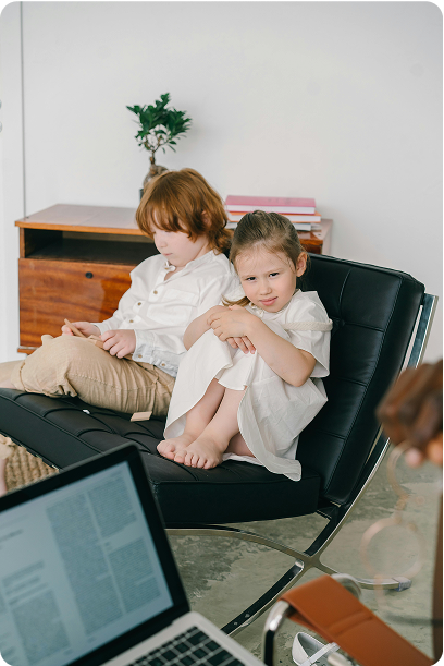 Niños en sesión de terapia infantil
