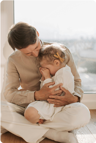 Padre con niña en sesión de terapia familiar