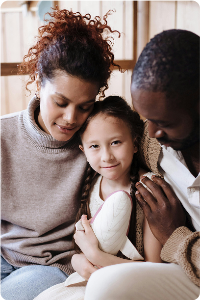 Padres y niña en sesión de coaching familiar