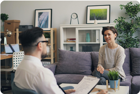 Psicólogo en sesión de psicología para adultos