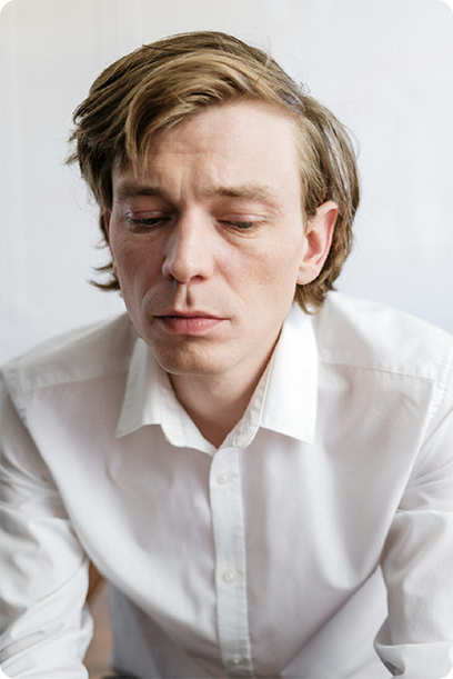 Hombre en sesión de tratamiento de duelo