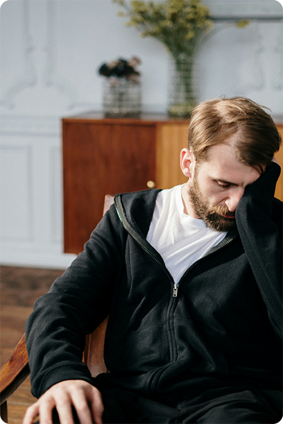 Hombre triste en sesión de tratamiento de traumas