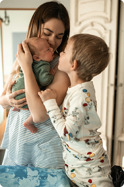 Madre con niños en sesión de terapia