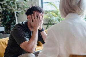 Hombre con síntomas de depresión o ansiedad