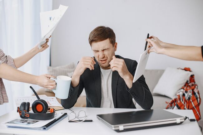 Hombre sufriendo situación emocional compleja