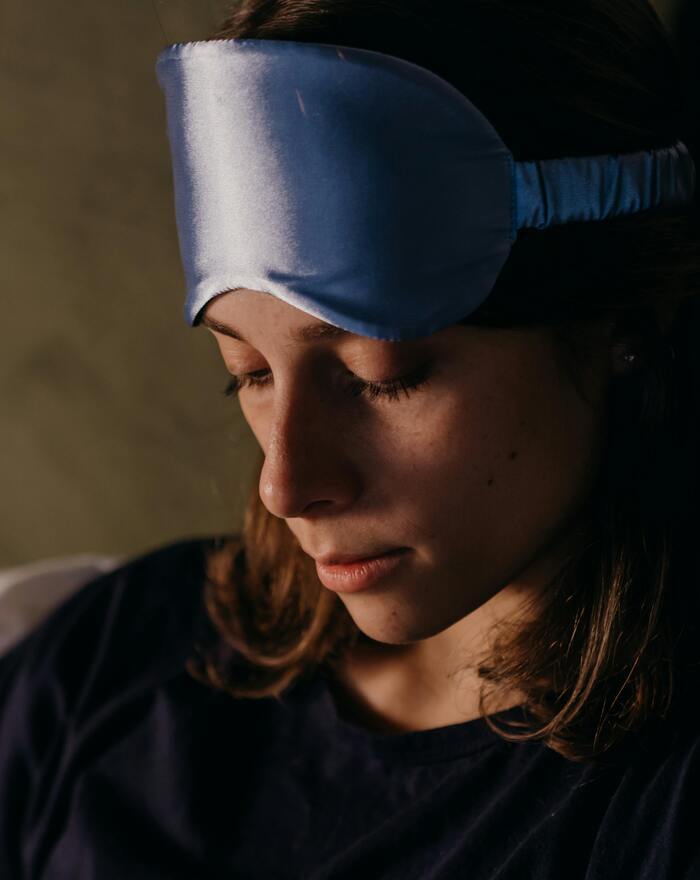Mujer con insomnio por problemas de pareja