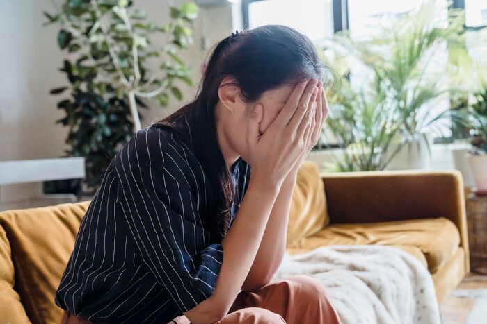 Mujer con síntomas de trastorno de ansiedad
