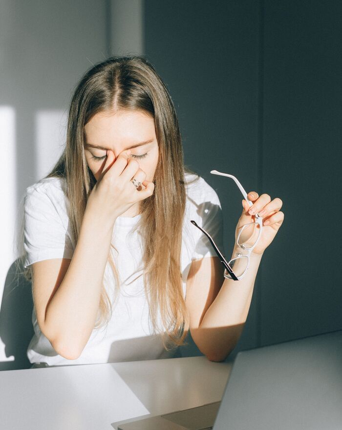 Mujer en situación de burnout laboral