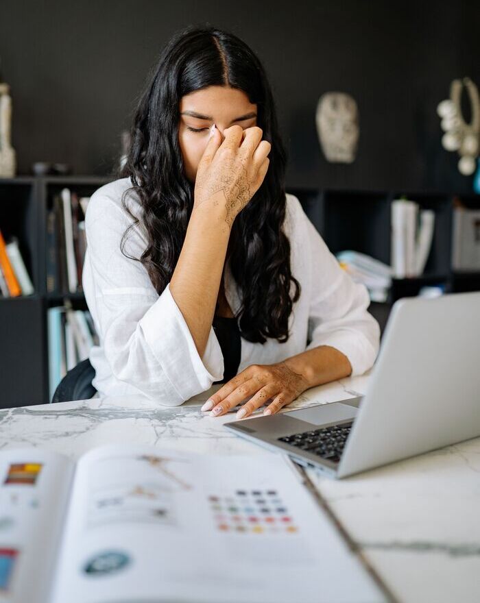 Mujer en situación de estrés laboral o burnout