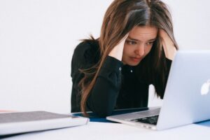 Mujer en situación de estrés laboral
