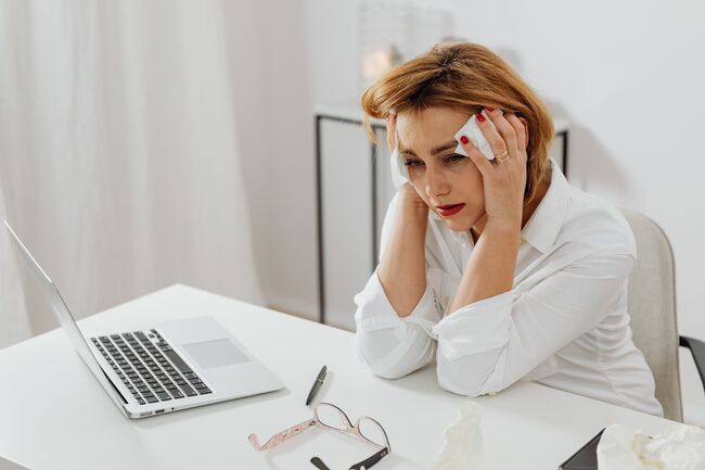 Mujer con síntomas cognitivos del estrés laboral