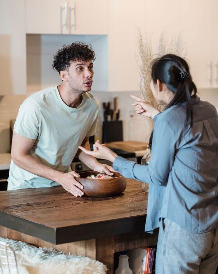 Pareja discutiendo relación tóxica