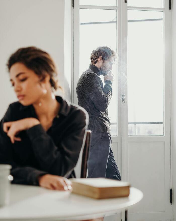 Pareja en situación de ansiedad y tristeza