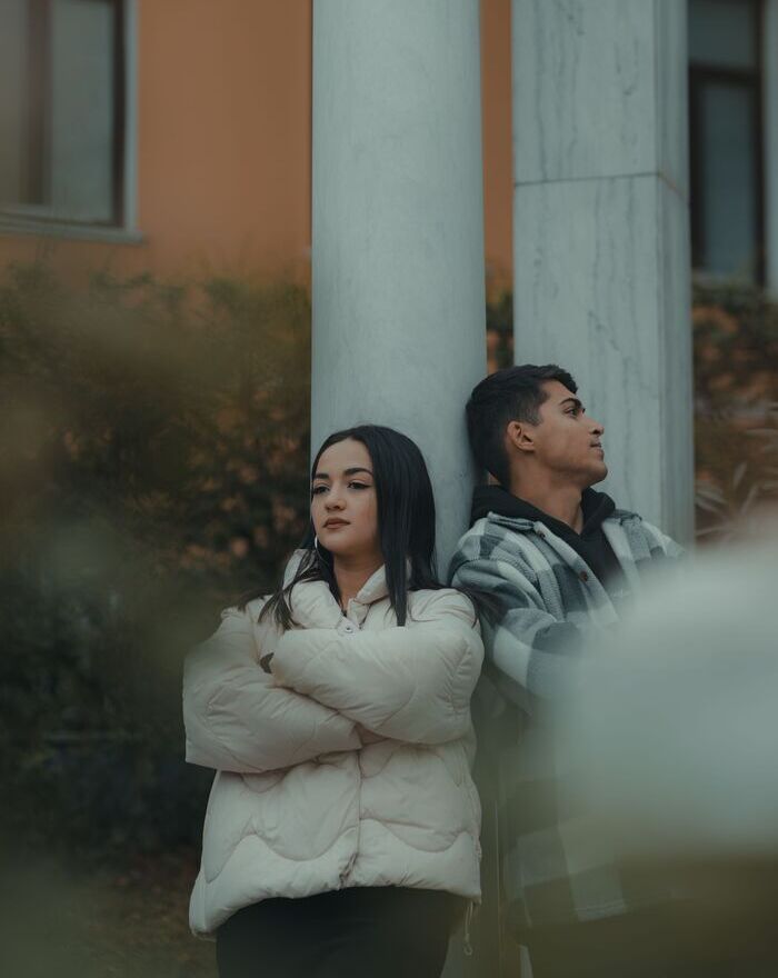 Pareja enfadada en la calle tras discusión