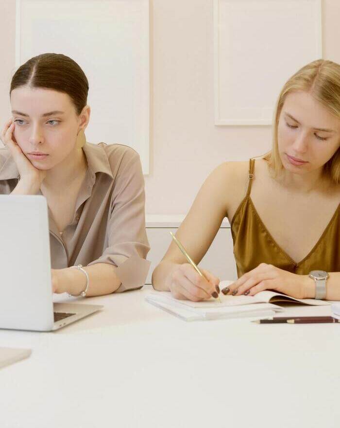Pareja de mujeres en situación emocional delicada