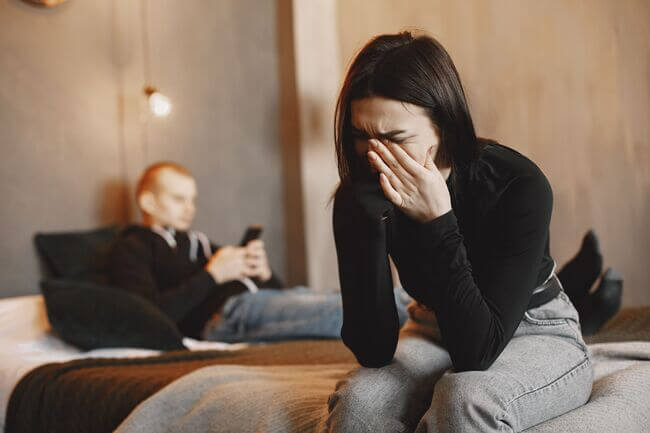Pareja triste tras discusión